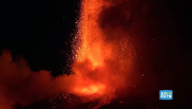 Etna, l'eruzione di Ferragosto vista dal rifugio sopra Bronte: boati, esplosioni e fontane di lava