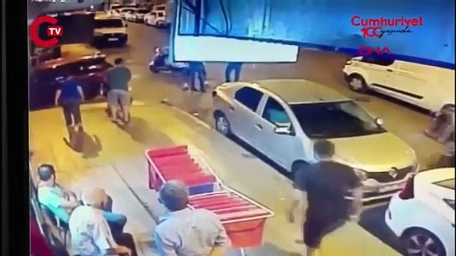 Küçükçekmece'de kadın cinayeti: Eşi tarafından sokak ortasında bıçaklanan kadın hayatını kaybetti
