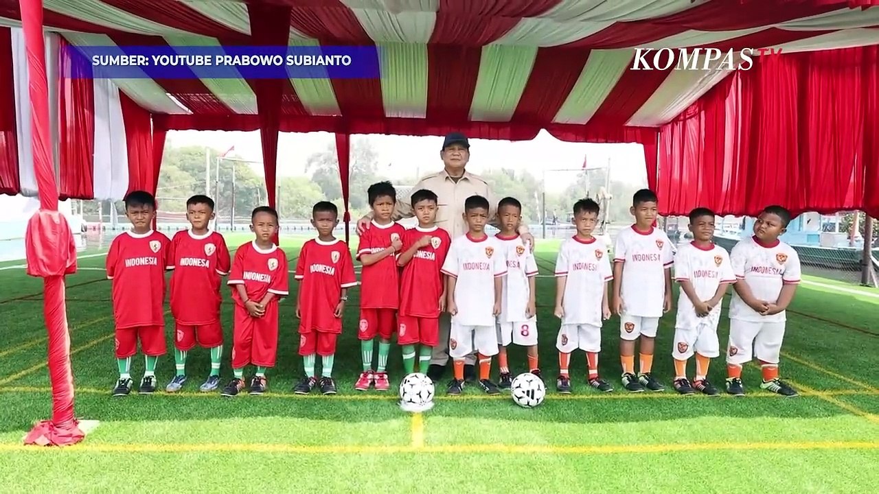 Prabowo Sambangi Warga Tinggal di Rumah Apung Muara Angke, Sempat Main Bola