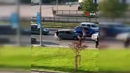 Bursa’da yol ortasında birbirlerine acımasızca vurdular