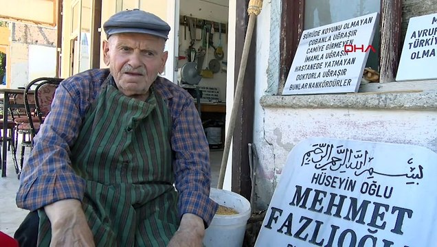 62 yıllık mezar ustası kendisi için 2 farklı mezar taşı yaptı