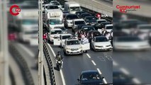 E-5'te konvoydan inip halay çektiler Trafik durdu