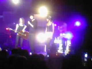 Christophe willem-joue de la guitare a une main