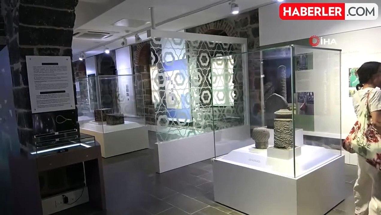 Dünyanın en küçük 33'lük ve 99'luk tespihi ile Türk bayrağı Diyarbakır Müzesi'nde sergileniyor