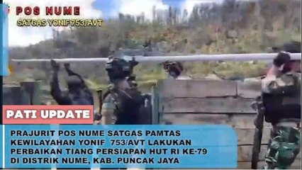 Prajurit di Puncak Jaya Perbaiki Tiang Bendera Menjelang Peringatan HUT RI Ke 79