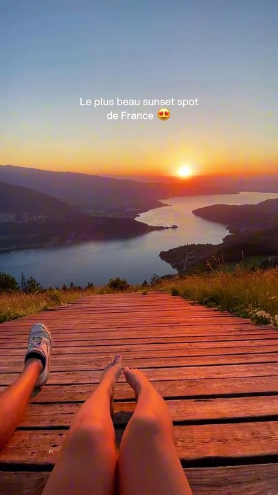 Il s'agit du   Col de la Forclaz, à Annecy  Il faut compter environ 30 min de route pour rejoindre le col depuis Annecy  Puis 15-20 minutes de marche pour rejoindre le sunset spot qui se trouve sur la piste de décollage des parapentes   Sach
