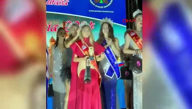 Güzellik kraliçesi, podyumdan inip yeşil sahada ter döküyor