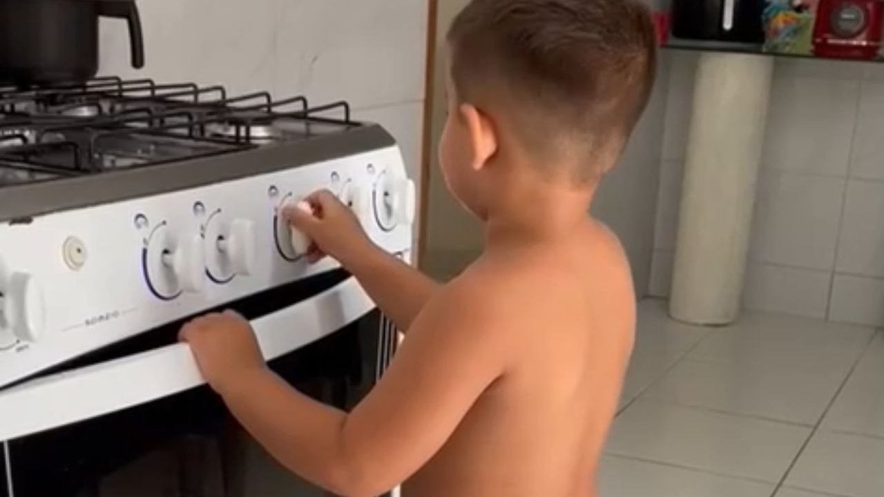 Little boy panics after dad's juicer blender prank in the kitchen