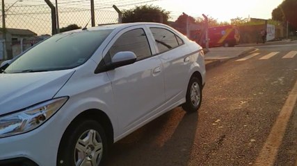 Colisão entre patinete e Prisma deixa pessoa ferida na Rua Guilherme Piovesan