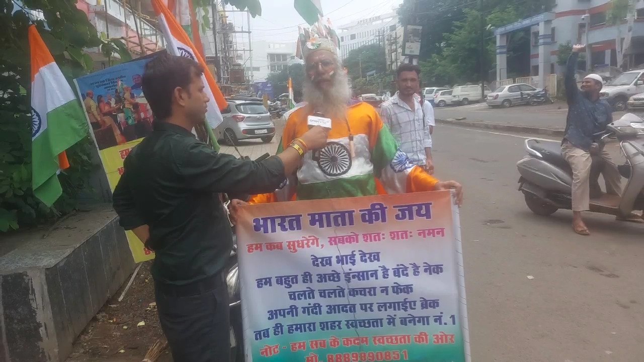 78 में स्वतंत्रता दिवस पर समाजसेवी सैफुद्दीन शाहजहांपुर वाला ने झाड़ू लगा कर दिया संदेश