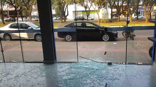 Ladrões arrombam loja de informática na Avenida Brasil