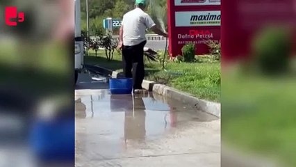 Sıcaktan bunalan leyleği, hortumla tuttuğu suyla serinletti