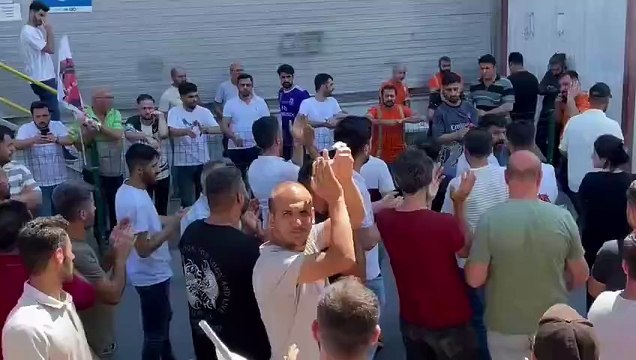 CarrefourSA deposu karıştı! Bozuk yemeklere ve riskli çalışma koşullarına karşı 300 işçi eylem yapıyor