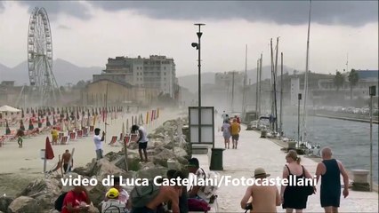 Viareggio, ferragosto funestato da bufera di vento e sabbia