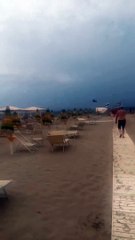 Viareggio, la tromba d'aria si abbatte sulle spiagge (video di Iacopo Giannini)