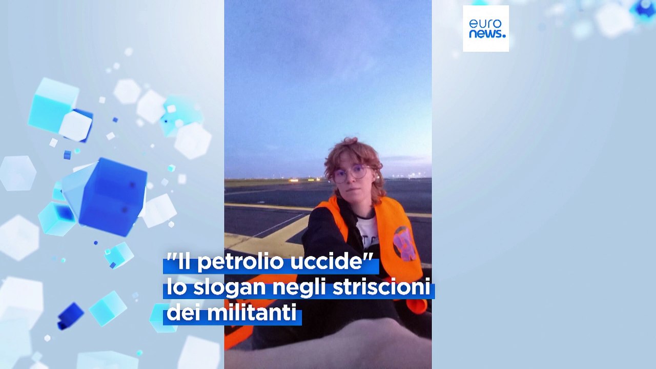 Germania, attivisti per il clima si incollano alle piste: 4 aeroporti bloccati da Ultima Generazione