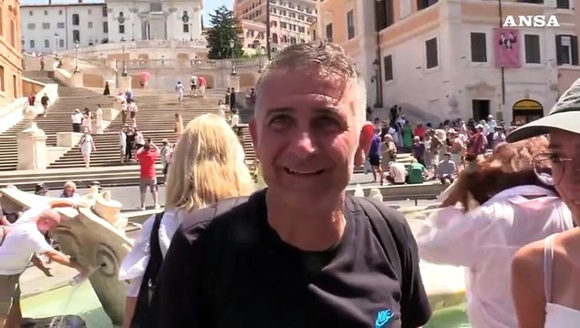 Roma, il caldo di Ferragosto non ferma i turisti nel centro storico