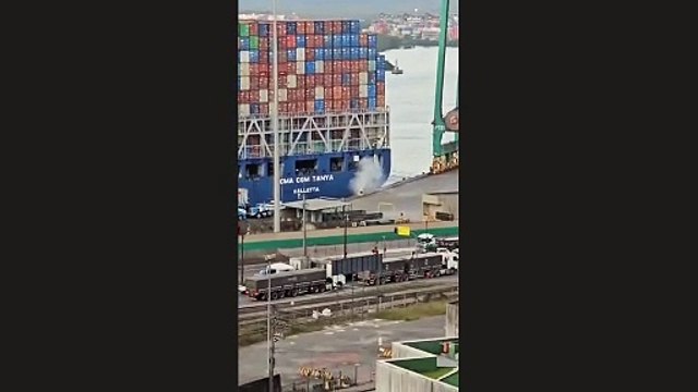 Navio faz manobra e acaba colidindo em cais no Porto de Santos; VÍDEO