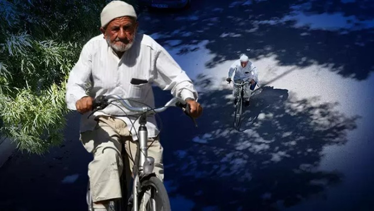 80 yaşındaki Mehmet dede 40 yıldır işine bisikletle gidip geliyor