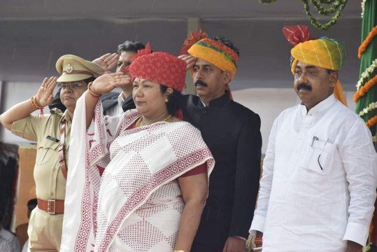 आन-बान-शान से फहराया तिरंगा, जिला प्रभारी मंत्री ने किया ध्वजारोहण