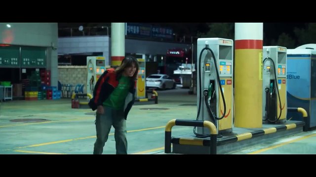 Road Accident Causes Lab Creatures to Escape And Start Wiping Out Humans as Revenge(720P_HD)