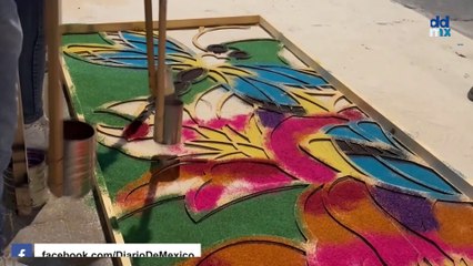 Una ruta de 7 kilómetros de tapetes de aserrín honra a la Virgen en el centro de México