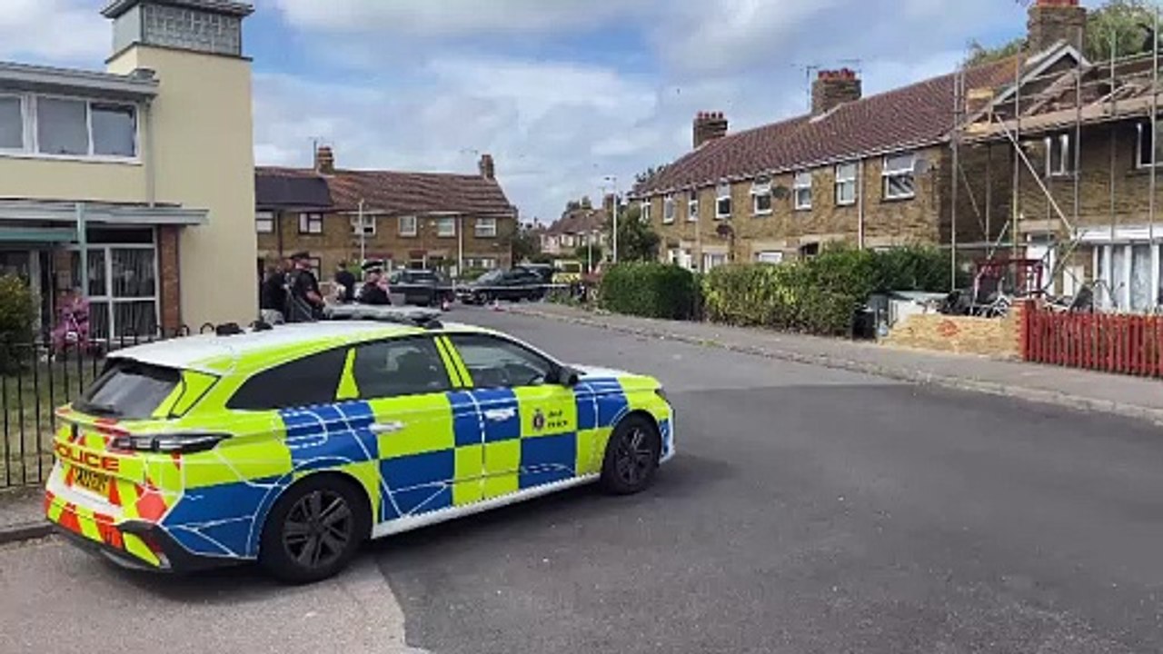 Police in 24-hour standoff with man in house - video Dailymotion