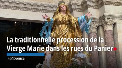 La traditionnelle procession de la Vierge Marie à travers le Panier