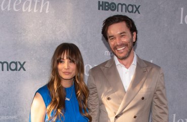 Kaley Cuoco se compromete con Tom Pelphrey