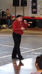 Profesor se roba el show bailando y cantando 'La Chica del Central'