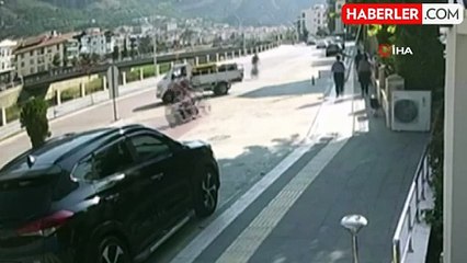 Amasya'da motosikletle bisiklet çarpıştı... O anlar kamerada