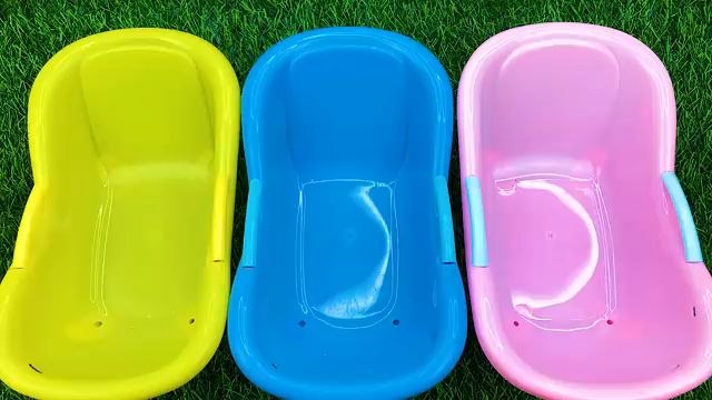 satisfying kids fun/mix rainbow candy in three bath tubs