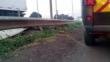 Rapaz perde controle de moto e sofre queda no Trevo Cataratas