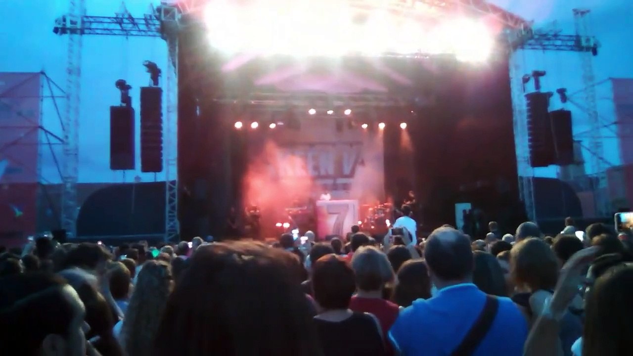 durch die Fenster der Fachwerkhäuser