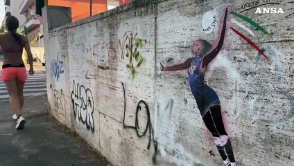 Roma, passante ridipinge il murale di Egonu vandalizzato