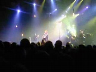 Renan luce-s'amuse a la guitare