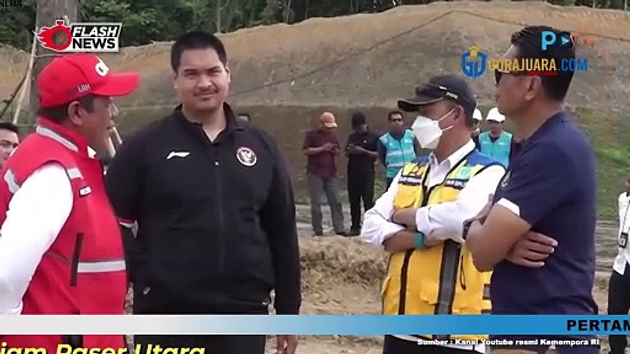 MENPORA DITO DAMPINGI PRESIDEN TINJAU LAPANGAN SEPAK BOLA SPORT CENTER IBU KOTA NEGARA
