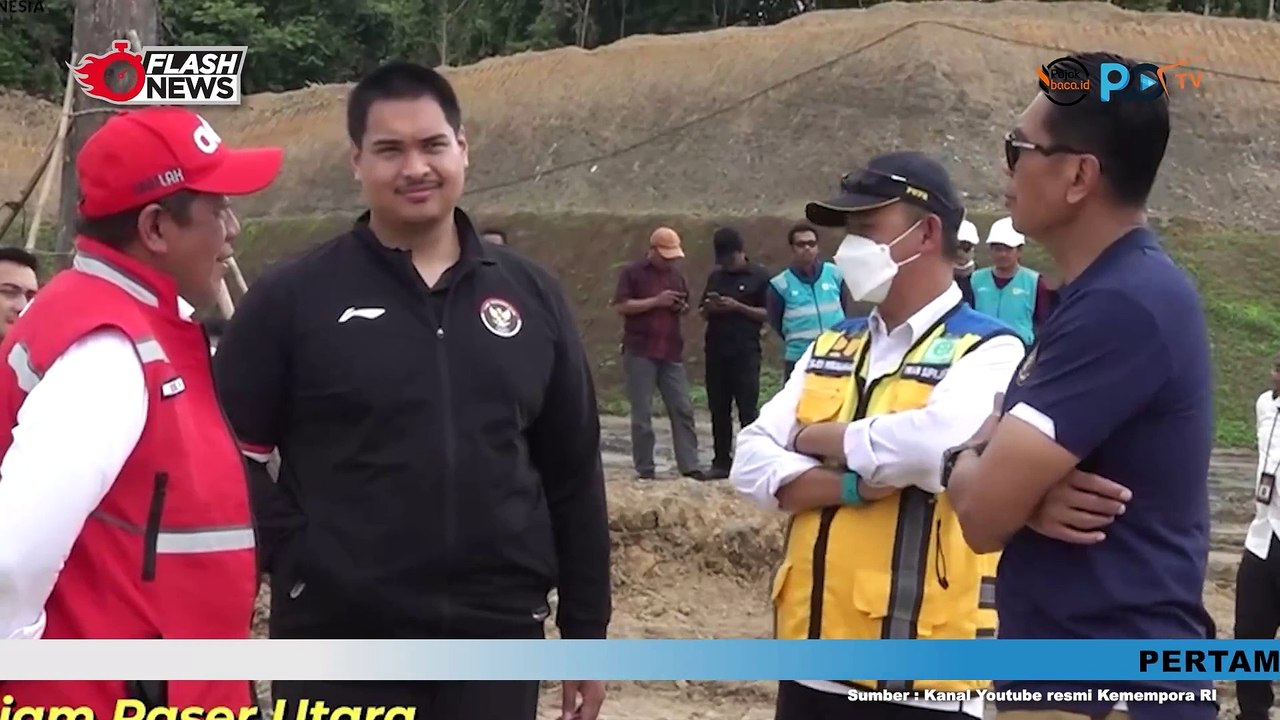 Menpora Dito Dampingi Presiden Tinjau Lapangan Sepak Bola Sport Center IKN