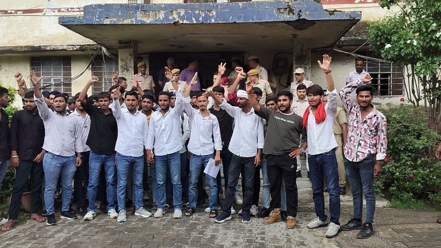 अलवर: छात्रसंघ चुनाव कराने की मांग तेज, स्टूडेंट्स ने यूनिवर्सिटी के गेट की नारेबाजी