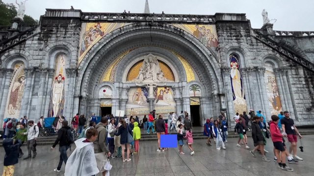 Au pélerinage de l'Assomption, les croyants de Lourdes renouent avec le rituel du bain