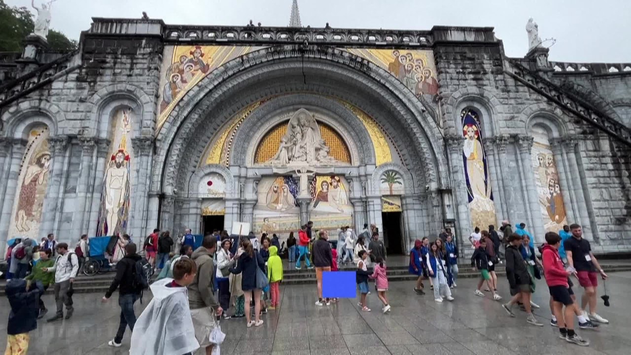 Au pélerinage de l'Assomption, les croyants de Lourdes renouent avec le rituel du bain