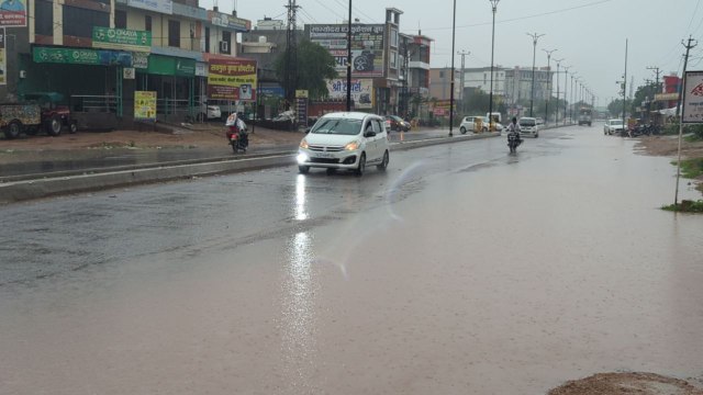 लगातार हुई बारिश से बिगाड़े हालात, कई जगह भरा पानी
