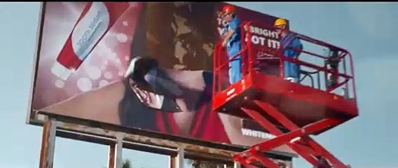 Demi Moore renaît dans le film The Substance – Bande-annonce exclusive 🎬