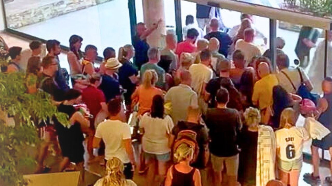 Holidaymakers spotted sprinting for sun loungers at hotel in Spain