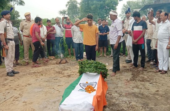 Video: सीआरपीएफ के जवान को सैन्य सम्मान के साथ दी अंतिम विदाई