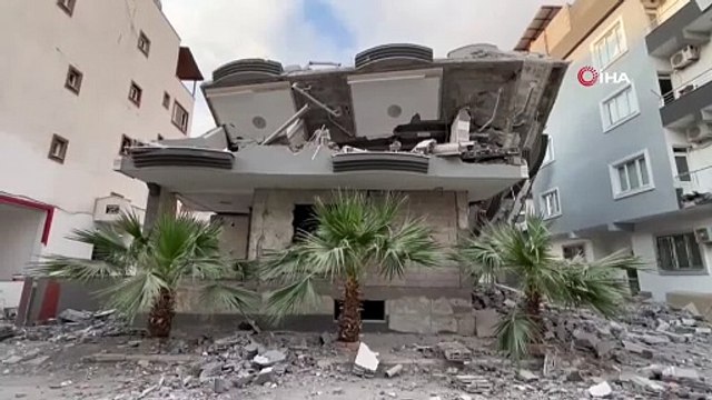 Yıkımı yapılan bina, sağlam binanın üstüne yıkıldı