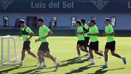 Calentamiento de los suplentes del Betis ante el Girona
