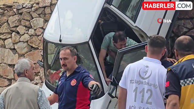 Fren ile gaz pedalının yerini karıştırdı: 5 metrelik duvarda asılı kaldı