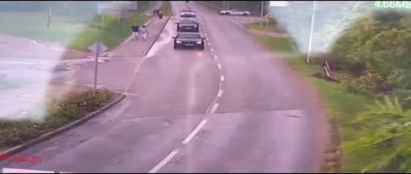 Groźny wypadek w Karpaczu. Czołowo zderzyły się samochód osobowy i autokar