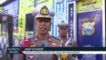 Polisi Bagikan Bendera Merah Putih Ke Warga